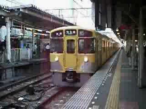 所沢駅を出発する西武鉄道　2000系6連