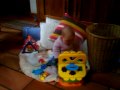 Mila jette ses jouets à la poubelle