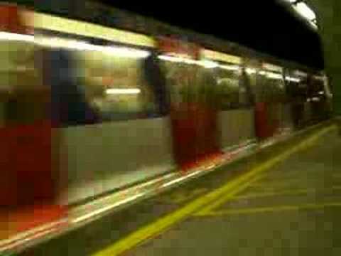 往羅湖列車 (MLR) 駛離港鐵旺角東站 & 往尖東列車 ( MLR ) 駛進港鐵旺角東站
