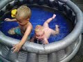 Jasper en Rogier als kikkervisjes