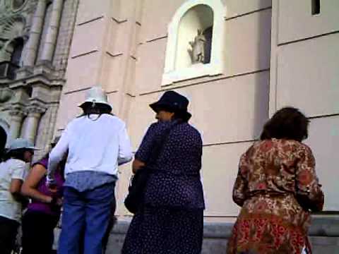 Homosexuales se manifiestan pacíficamente en la Plaza de Armas