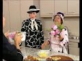 pierrette nardo, artiste et jardini�re est invit�e � d�jeuner par genevi�ve de fontenay : cuisine florale avec les roses, fous rires et bonne humeur sont au rendez vous de ce d�ner parisien. auteur du livre  
