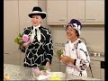 pierrette nardo, artiste et jardini�re est invit�e � d�jeuner par genevi�ve de fontenay : cuisine florale avec les roses, fous rires et bonne humeur sont au rendez vous de ce d�ner parisien. auteur du livre  