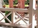 Invasione campo di nudisti