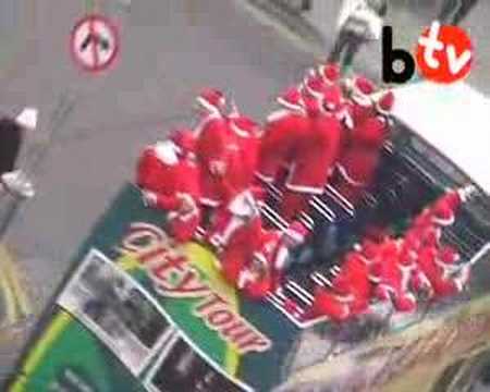 LOTS OF SANTAS