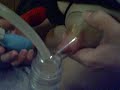 sacando leche de la teta