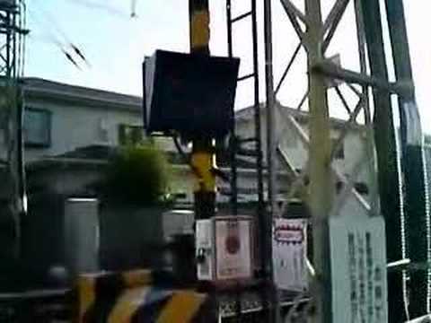 乗換えのためだけの特急停車駅＠京王線明大前：駅北東の踏切