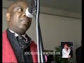 le sapelogue ben mukasha monama le mbouela createur du concept de la sapologie rend hommage au sapelogue rapha rapha l'artiste musicien attitr�.