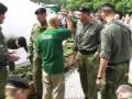 Hanfparade2006 - Polizei schneidet Hanf ab