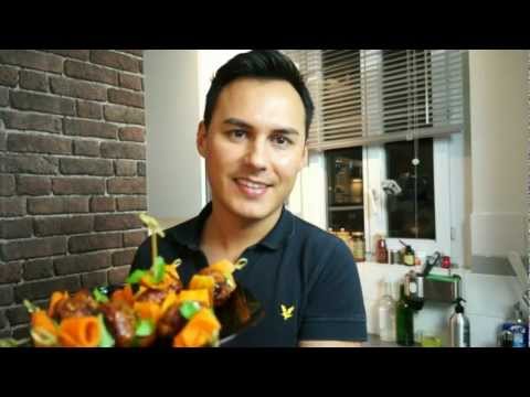 Une entrée sympa : brochettes de boulettes au poulet laqué et tagliatelles de carotte au cumin