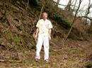 www.iocob.nl Qigong Schudden, Kundalini Qigong, IOCOBGa eerst in de basis stand staan, voeten schouder breedte, bekken iets naar voren gekanteld. schouders en armen los en ontspannen, buik ontspannen. Begin langzaam te schudden. Voel naar binnen en maakm contact met alle delen van het lichaam die schudden. Voel vooral of de schouders mee schudden, daar zit vaak de meeste spanning in!Hier ziet u het verticale schudden, dat langzaam en snel, fotrs en zacht kan geschieden. Deze oefening niet doen bij baarmoederverzakkingen en forse hernias.Qigong is een Chinese bewegingsleer waarvan de oorsprong in het verre verleden ligt. Ten tijde van de bloei van de Veda's in India (ongeveer 4000 jaar voor Christus) was er ook in China een krachtige meditatieve cultuur die voornamelijk gebaseerd was op energetische aspecten. Tai Chi* is met Qi* gong verwant. Qigong en Tai Chi* hebben een intense uitwisseling van technieken gehad gedurende vele honderden jaren. Qigong omvat meerdere technieken, waar het om het gewaarworden van de Qi* gaat, in het 'hier en nu'. Qigong is een vorm van meditatie. De resultaten zijn verrassend.  Qi* gong kan cardiovasculair stelsel (bloeddruk en hartfrequentie) harmoniseren [11] en kan depressieve gevoelens verminderen. [21] In China wordt al lang door artsen gewerkt met Qigong. De effecten zijn genoeg interessant, dat in Amerika en ook in China steeds meer experimenteel onderzoek wordt gedaan naar de therapeutische mogelijkheden van Qigong Enkele series Qigong oefeningen kunt u vinden op de website van centrum Well. Tai Chi* is meer vanuit de beweging opgebouwd, terwijl bij Qi* gong de ademhaling centraal staat. Qigong bevordert de vitaliteit en het immuunsysteem. [6] Doordat bij de uitvoering van deze serie bewegingen een volledige synchronisatie tussen ademhaling en de vloeiende bewegingen ontstaat, kan de Qi* sterk gevoeld en gestuurd worden. Verder blijkt uit onderzoek dat Qigong de electrische eigenschappen van acupunctuurpunten verandert. [18]Qigong is in feite een verzamelnaam voor verscheide technieken. De term 'Qigong' is echter nog niet zo oud. Qigong bevat zowel krachtige en martiale oefeningen als zachte, vloeiende bewegingen, concentratie, visualisatie, relaxatie, ademhalingsoefeningen, zelfmassage. Centraal staat het begrip Qi, ook wel omschreven als de vitale levensenergie. Deze Qi* is eigenlijk alleen maar te ervaren in het hier-en-nu. Vandaar dat Qigong een totale meditatieve bewegingskunst is. Het bewustzijn dient voorafgaande aan de oefeningen geheel in het hier-en-nu gebracht te worden. Elk wegdromen of boodschappenlijstjes maken voor morgen tijdens de oefeningen maakt de effectiviteit ervan veel minder. Qigong is verwant aan Tai Qi, een andere vorm van bewegen die bijvoorbeeld van bewezen nut is bij de behandeling van reuma.