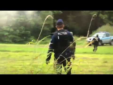 Poseł Franciszek Sterczewski chciał przekazać migrantom jedzenie. Próbował przedrzeć się przez kordon sł