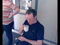 Pöli bei Kaffee trinken :)