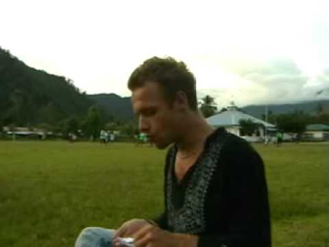 Schwabe isst Betel Nuss (Bule makan ...