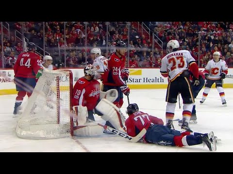 Video: Monahan gets Flames ahead of Capitals after Holtby loses sight of puck