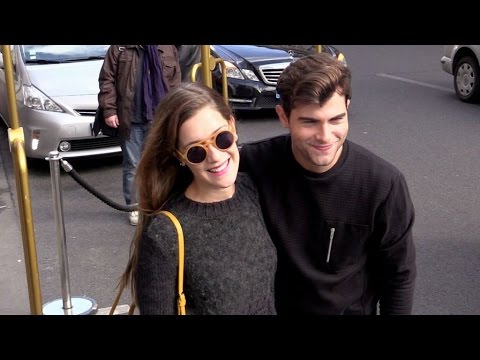 Die Violettos und ihre Fans vor dem Hotel in Frankreich « The cast of