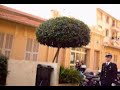 remise de d�coration � la gendarmerie de beausoleil, le 12 avril 2007 � 8h00.
des enfants qui vont au bus de l'�cole regarde le peloton arm� au garde � vous.