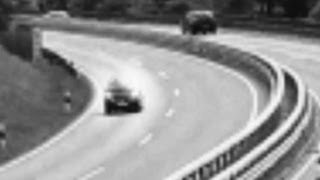 Une voiture se fait abducter sur l'autoroute. Caméra.