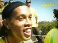 ronaldinho juega con la pelota