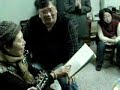 谢和弦回乡探望他的外公外婆..还弹吉它一起唱歌呢..