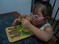 Down syndrome:&nbsp;S�ndrome de Down: ni�a armando rompecabezas