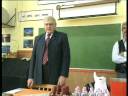november 28-�n p�nteken rendezt�k meg az aranytoll mese�r�verseny v�rosi fordul�j�t az �rdi negyedikes di�kok sz�m�ra. az els? k�t helyezett tov�bb jut a nagyv�radon megrendezend? d�nt?re, december 6-�ra. a sz�chenyis di�kok d�szvend�gk�nt vesznek majd r�szt az erd�lyi versenyen, mint az ottani magyar iskola testv�riskol�j�nak di�kjai. 
zs?ri: borsayn� tak�cs rita, gertner b�l�n�, vizsy ferenc.

a megnyit�n bar�th ferenc a p�rbesz�d egyes�let eln�ke �s lesz�k ferenc, a sz�chenyi iskola igazgat�ja mondta el a tudnival�kat, a kis �r�pal�nt�k pedig egy �r�n �t �rhatt�k t�rt�neteiket, melyekben el?re megadott 10 sz�nak kellett szerepelnie, illetve �nmagukat is bele kellett sz?ni a t�rt�netbe.

zene: benabar - l'effet papillon
operat?r-v�g�: lesz�k tam�s
http://sulitv.blog.hu