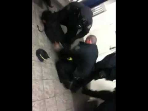 Cops fight with 2 Thugs in the subway of Brooklyn!
