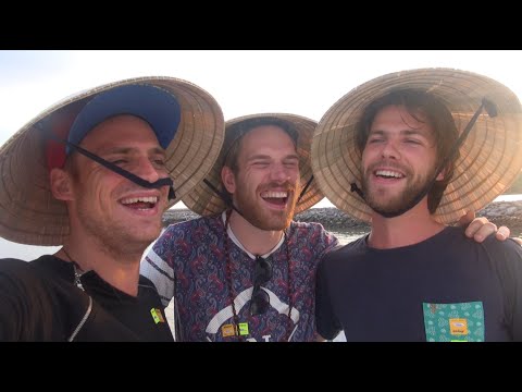 sky dive - We gaan indoor skydiven met de kijkers van Roadtrippers die de Spot the Pack-actie hebben gewonnen. En we kijken terug op een aantal hoogtepunten van Roadtrippers, inclusief nooit eerder ...