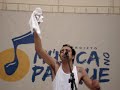 No começo do show deu um problema com o som, e ele ficou 