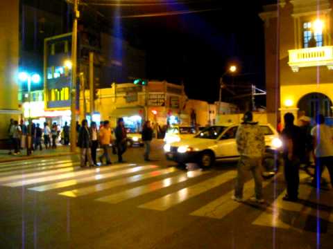 Conductores no respetan el semáforo peatonal en Ica