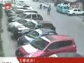 Il lance son vélo sur des voleurs - Video Drole