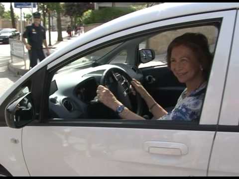 0 S.M. la Reina Doña Sofía conduciendo el Peugeot iOn