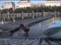 Poli rescatando la bola del Guadalquivir...