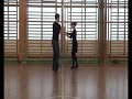 Dama rúllar inn í arm, skipta um hönd og til baka í snúning með báðum höndum