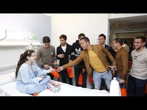 Valencia CF: El VCF visita a los niños ingresados en los hospitales de la provincia