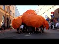 Click here to watch this video En orange paraplyformation rör sig framåt