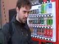Simon qui se prend un délicieux breuvage, KitKat