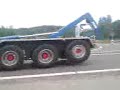 kärring backar av på motorvägspåfarten
