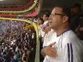 Mauricio Funes apoyando al equipo de futbol salvadore�o