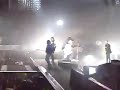 VASCO ROSSI CADE durante il concerto a CASERTA