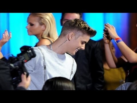 Justin Bieber Arrives At The Young Hollywood Awards 2014 – VIDEO (YHAs 2014)