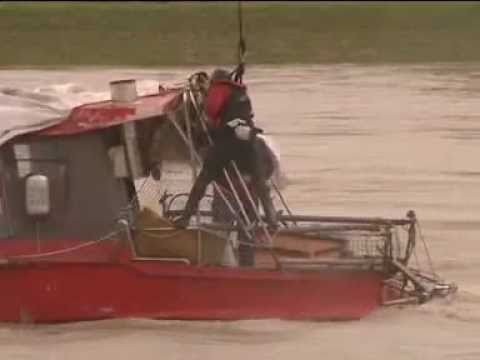 Un hombre es rescatado un instante antes de que su barco se hunda