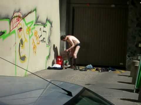 Clochard � Paris se d�shabille dans la rue