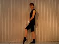 http://www.hosokawahiromi.net/●プロファイルウォーク足：パラレル（平行）ポジション　　拇指球で地面を踏む力をずっと保つように。頭の高さが変わらないように、股関節から下の脚の運動にします。◆STEP１①踵を上げて膝を曲げます。そこから膝先を前に出します。　地面に爪先を置いておく。②軸足の膝を曲げ、踵を上げる。背の高さを変えない。　重心は拇指球の上。③①の足を戻してきます。繰り返し。最初は、①．②．③と動きをはっきりと分けて練習します。どこかにつかまって練習します。◆STEP２動きに慣れて、きたら、①の足を前に出した時に地面に置かないで運動します。慣れたら、つかまっていた物を離して、バランス取りながら、運動します。◆STEP３足先の動きを柔らかくし、動きを繋げていきます。骨盤が前や後ろに傾かないように。頭の位置が落ちないように。重心が移動しないように。拇指球の上に置いておきます。●やわらかいパントマイムらしいロマンチックなウオ-キングです。優雅に軽やかにやさしく動きましょう♪＾＾）