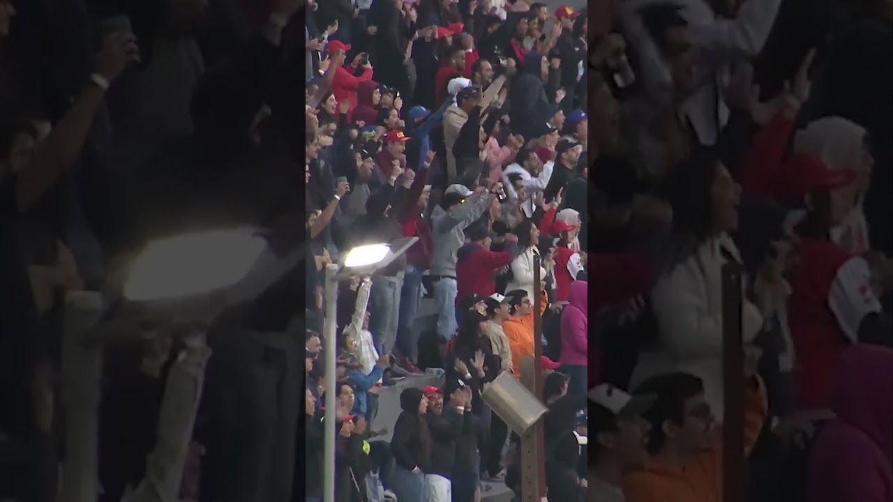 Crowd ROARS in podium battle! 👏