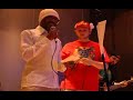 el actor de enano rojo, daniel john-jules cantando con calipo a uno de los temas de la serie de televisi�n, red dwarf