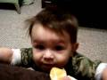 Comiendo Mandarina