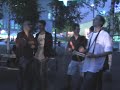 Bei einem digitalen Grill läuft nicht nur das Unterhaltungsprogramm anders ab. Es wird auch anders kommuniziert. Nämlich so, wie es sich das Publikum aus den virtuellen Online-Welten (Zum Beispiel Second Life oder World of Warcraft) gewöhnt ist, also über das Schreiben auf einem Keyboard und Darstellung des Textes in Sprechblasen. So liessen sich die Grillbesucher animieren, mittels einer drahtlosen Tastatur einander Botschaften zu schicken, die mittels Bluetooth-Technologien an Minibeamer weitergegeben und auf die von zwei Personen hinter dem Schreiber hochgehaltenen Sprechblasen projiziert wurden. Der Berliner Künstler Aram Bartholl hat sich auf die Frage der Vermischung von virtueller und realer Welt spezialisiert und gab mit seinen Sprechblasen eine eindrückliche Performance ab, wie die Chat-Kultur in den realen Raum transportiert werden kann.