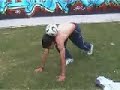El Pitu demostrando sus habilidades a la hora de dar toques con el balón