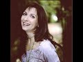 bellini's
conducted by evelino pid�
amina.......natalie dessay
elvino......francesco meli
rodolfo.....carlo colombara
lisa........ja�l azzaretti
teresa......sara mingardo
alessio.....paul gay

amina
d'un pensiero e d'un accento
rea non son, n� il fui giammai.
ah! se fede in me non hai,
mal rispondi a tanto amor.
 
elvino
voglia il cielo che il duol ch'io sento
tu provar non debba mai!
ah! tel mostri s'io t'amai
questo pianto del mio cor.
 
amina
ah mel credi, ah! rea non sono ecc.
 
teresa
deh! l'udite!
il rigor eccede omai.
 
alessio e coro
il tuo nero tradimento
� palese e chiaro assai.
in qual cor fidar pi� mai,
se quel cor fu mentitor?
(in questo frattempo, teresa ha raccolto sul sof� il fazzoletto di lisa, 
e lo ha posto al collo di amina.)
 
elvino
non pi� nozze.
 
alessio e coro
non pi� nozze.
 
elvino
sconoscente, io t'abbandono...
 
amina
oh! crudo istante!
deh! m'udite! io rea non son.
 
elvino
togli a me la tua presenza:
la tua voce orror mi fa.
 
amina
nume amico all'innocenza,
svela tu la verit�.
 
amina ed elvino
non � questa, ingrato core,
non � questa la mercede
ch'io sperai per tanto amore,
che aspettai per tanta fede...
ah! m'hai tolta in un momento
ogni speme di contento...
ah! penosa rimembranza
sol di te mi rester�.
 
lisa, alessio e coro
non pi� nozze, non pi� imene:
sprezzo, infamia a lei conviene.
di noi tutti all'odio eterno,
al rossor la rea vivr�.
 
teresa
ah! se alcun non ti sostiene,
se favor nessun t'ottiene,
sventurata, il sen materno
chiuso a te non rester�.
 
(tutti escono minacciando amina: ella cade fra le braccia di teresa.)
